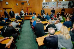 Abazović kasno sinoć posjetio Željezarce koji štrajkuju glađu, danas sastanak u Vladi